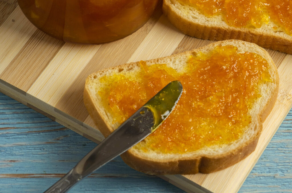 Mermelada de melocotón sobre tostada