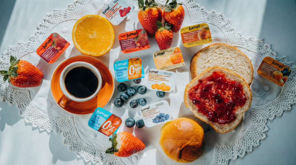 productos con mermelada y una variedad de salsas