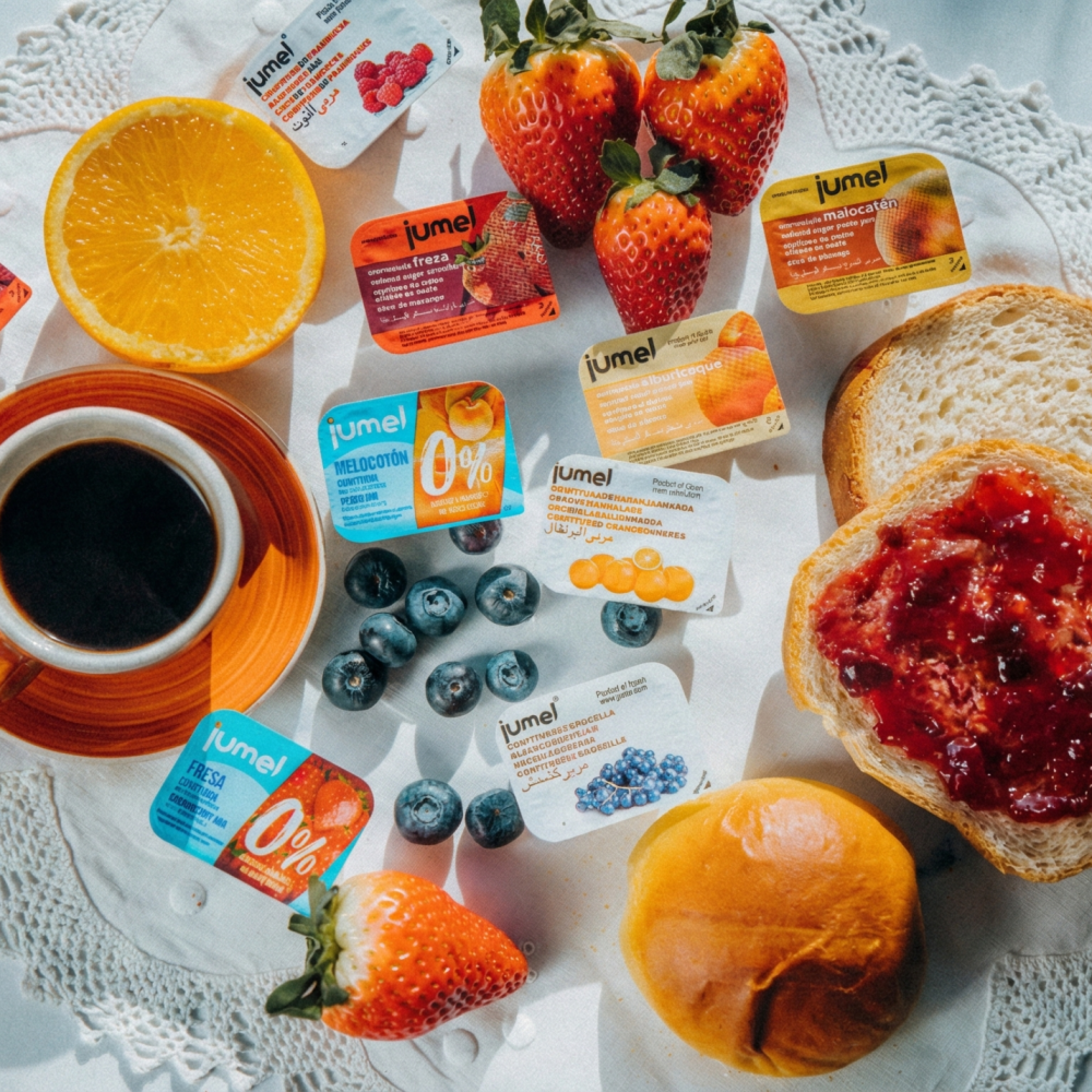 productos con mermelada y una variedad de salsas