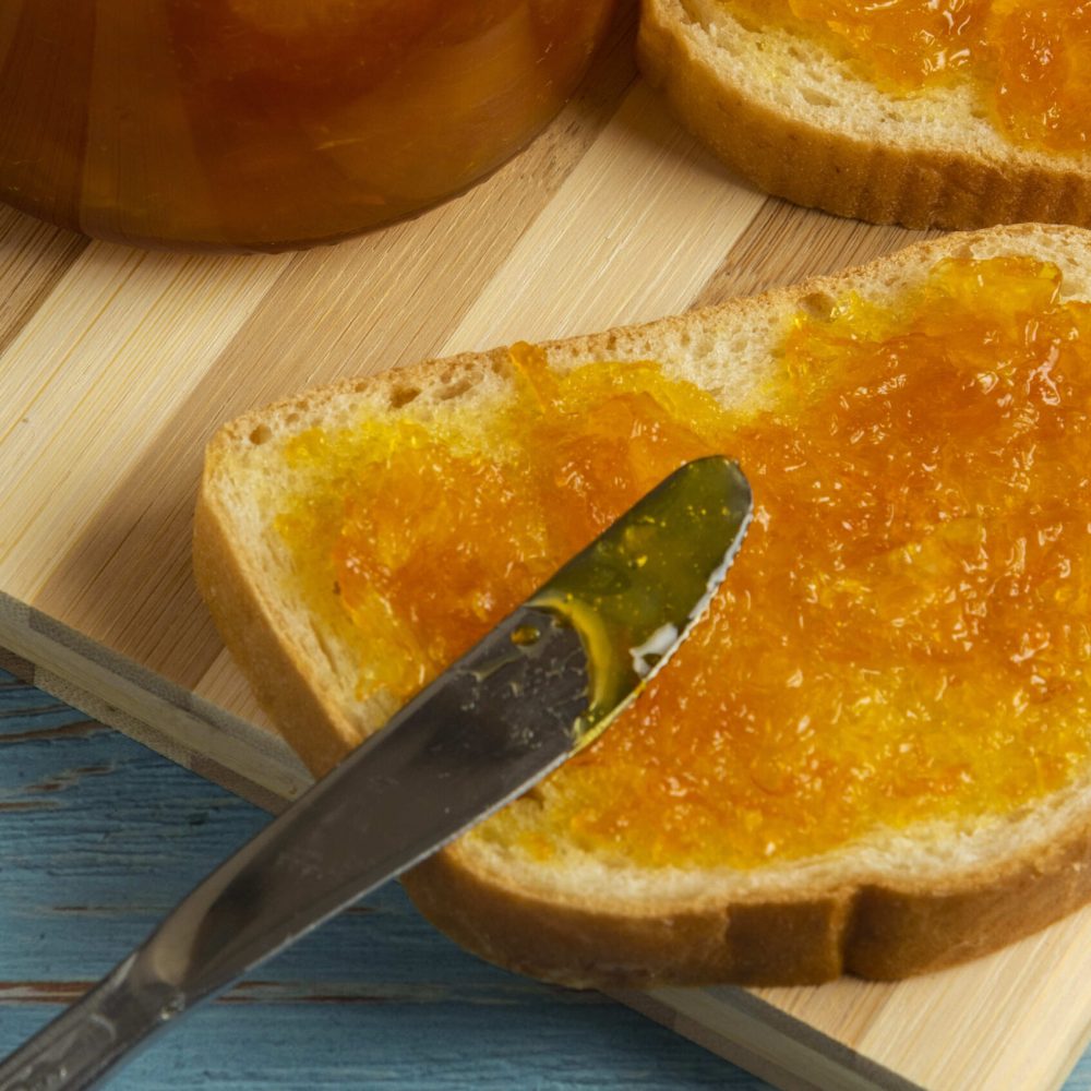 Mermelada de melocotón sobre tostada
